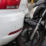 Colisão traseira deixa motociclista ferido em Brusque