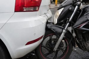 Colisão traseira deixa motociclista ferido em Brusque