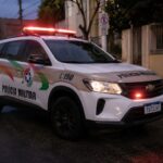 Homem é encontrado morto dentro de casa e polícia trabalha com suspeita de latrocínio