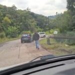 Motorista perde controle do carro e derruba poste após acidente em Brusque