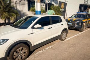 Carro roubado em São Paulo é recuperado pela PRF em Balneário Camboriú