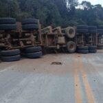 Tombamento de caminhão mantém BR-282 interditada em Rancho Queimado (SC)