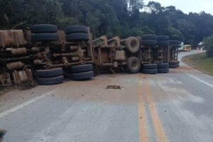 Tombamento de caminhão mantém BR-282 interditada em Rancho Queimado (SC)