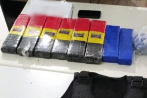 Homem tenta jogar mais de 7 kg de maconha pela sacada, mas acaba preso em Tijucas