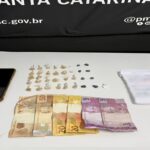 Suspeito é flagrado com crack e cocaína no bairro Azambuja