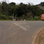 Motorista morre após caminhão carregado com placas solares sair da pista e atingir postes em SC