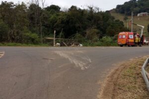 Motorista morre após caminhão carregado com placas solares sair da pista e atingir postes em SC
