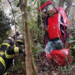 Carro cai em ribanceira de cerca de 50 metros e motorista é resgatado em SC