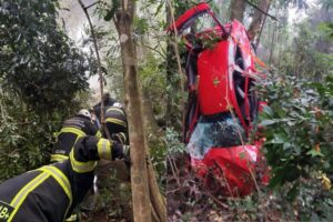 Carro cai em ribanceira de cerca de 50 metros e motorista é resgatado em SC
