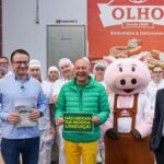 Luciano Hang visita fábrica centenária de Pomerode em defesa da Linguiça Blumenau