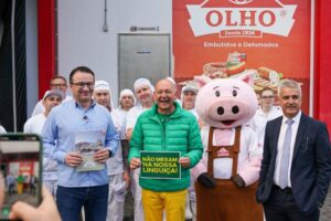 Luciano Hang visita fábrica centenária de Pomerode em defesa da Linguiça Blumenau