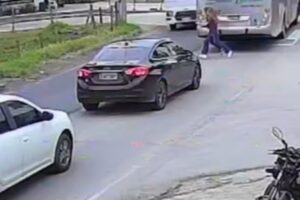 VÍDEO: Estudantes de 12 anos são atropeladas ao atravessar rodovia em SC
