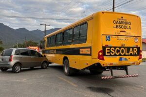 Colisão entre ônibus escolar e carro deixa garoto ferido em Garuva (SC)