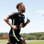 Neymar vai a campo pela primeira vez em treino da seleção brasileira