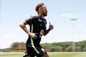 Neymar vai a campo pela primeira vez em treino da seleção brasileira