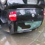 Carro cai em ribeirão e fica parcialmente submerso em Blumenau