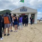 Havan instala casa misteriosa na praia de Balneário Camboriú (SC) em ação de aniversário