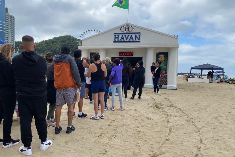 Havan instala casa misteriosa na praia de Balneário Camboriú (SC) em ação de aniversário