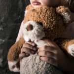 Professora é condenada por maus-tratos contra criança autista em creche de SC