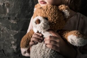 Professora é condenada por maus-tratos contra criança autista em creche de SC