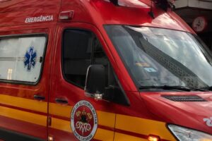 Mulher sofre diversos ferimentos após acidente entre carro e moto em Guabiruba