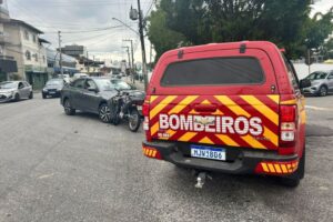 Colisão entre carro e motocicleta deixa dois feridos, em Brusque; Veja o vídeo