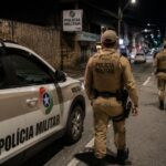 Homem é morto a tiros e três suspeitos são detidos em Blumenau