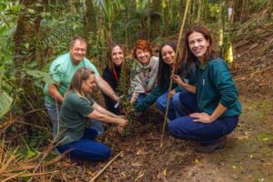 Zoobotânico recebe plantio de mais de 100 árvores para ação de compensação de carbono