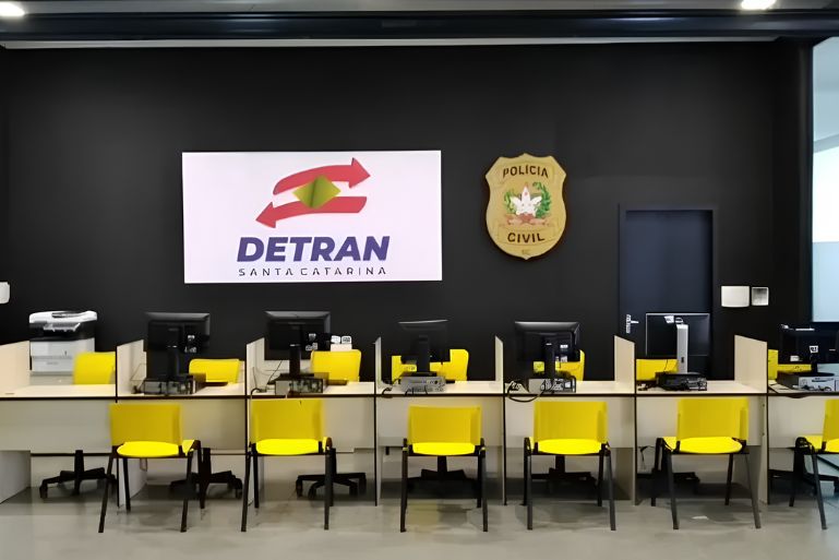 Agência do Detran no River Mall fecha após alagamento causado por temporal