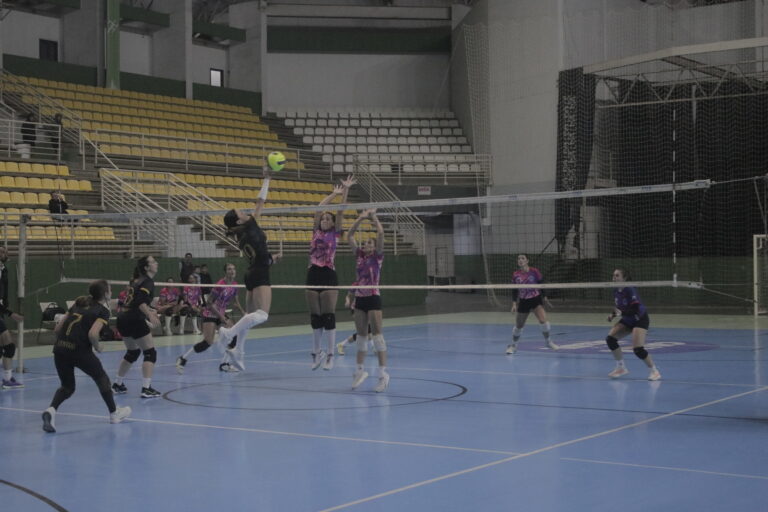 Jogos Comunitários de Brusque têm noite com estreia do vôlei feminino e rodada cheia no futebol suíço