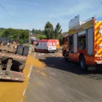 Mulher morre e motorista fica gravemente ferido após caminhão sair da pista na BR-282