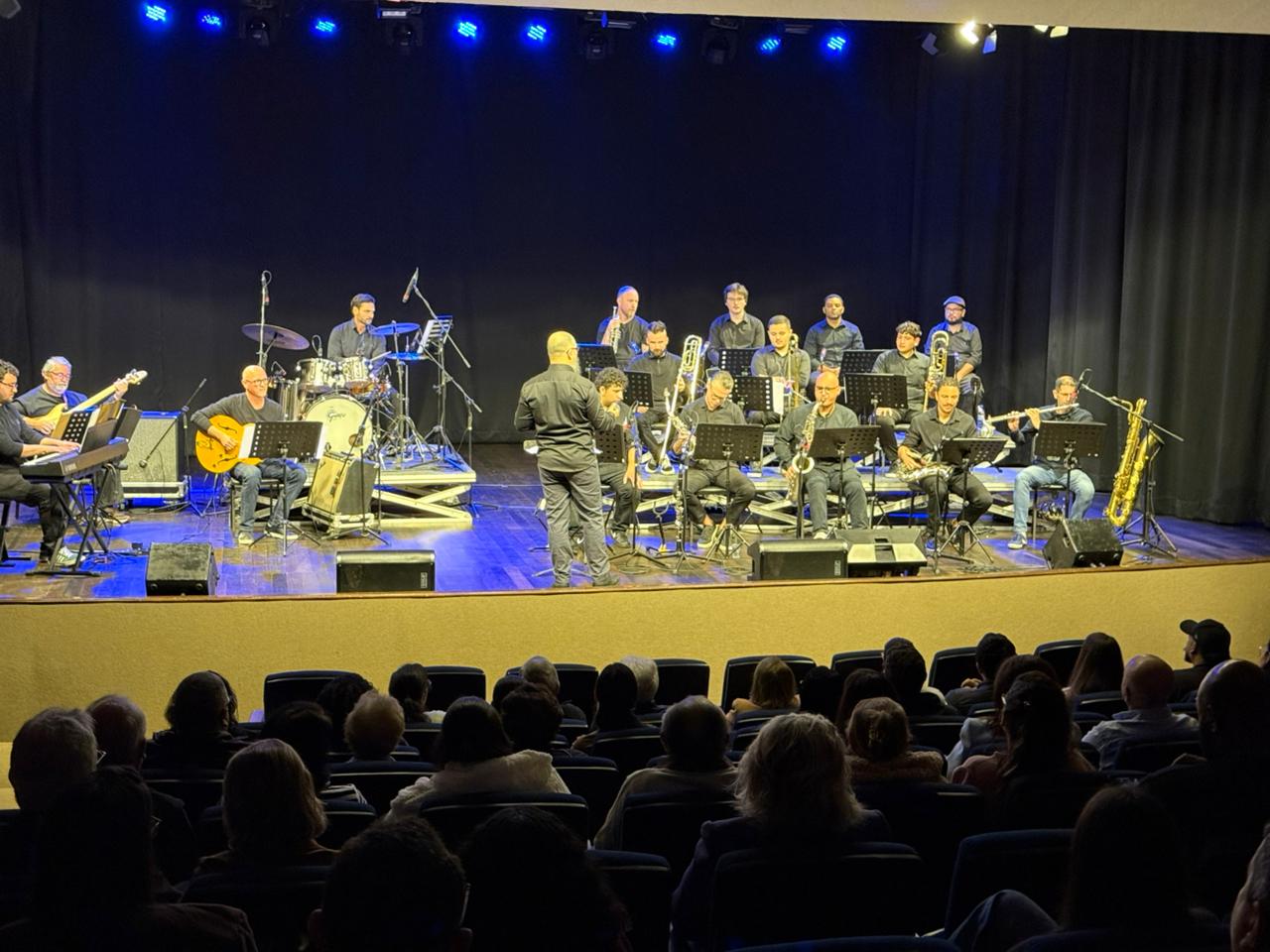 Big Band encanta público com repertório de músicas brasileiras
