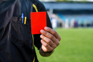 Atleta é condenado a indenizar árbitro após ofensas em jogo de futebol amador em SC