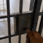 Homem é condenado a 13 anos por tentar matar colegas após briga por volume da TV