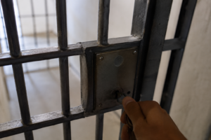 Homem é condenado a 13 anos por tentar matar colegas após briga por volume da TV