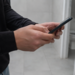 Homem que colocou celular pela janela de banheiro feminino durante festa tem condenação mantida