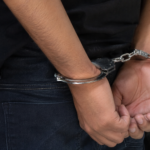 Falha do Estado faz homem ser algemado e parar em cela por engano em SC
