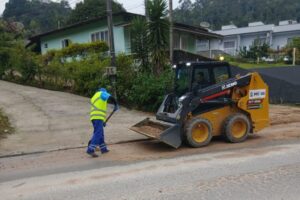 Brusque passa por operação de roçada e zeladoria urbana em mais de 30 localidades