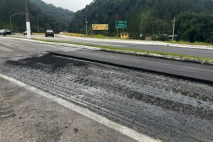 Programa Asfaltaço avança pela Avenida Hugo Schlosser nesta semana