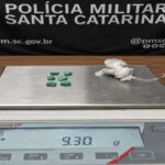 Dois homens são detidos após abordagem e apreensão de drogas em Brusque