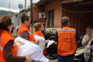 Após granizo, Guabiruba intensifica entrega de ajuda às famílias atingidas