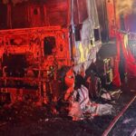 Carreta carregada com bobinas de papel é destruída por incêndio na BR-101