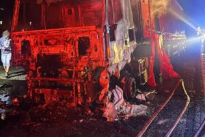 Carreta carregada com bobinas de papel é destruída por incêndio na BR-101