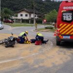 Areia na pista causa acidente com motociclista em Guabiruba