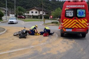 Areia na pista causa acidente com motociclista em Guabiruba