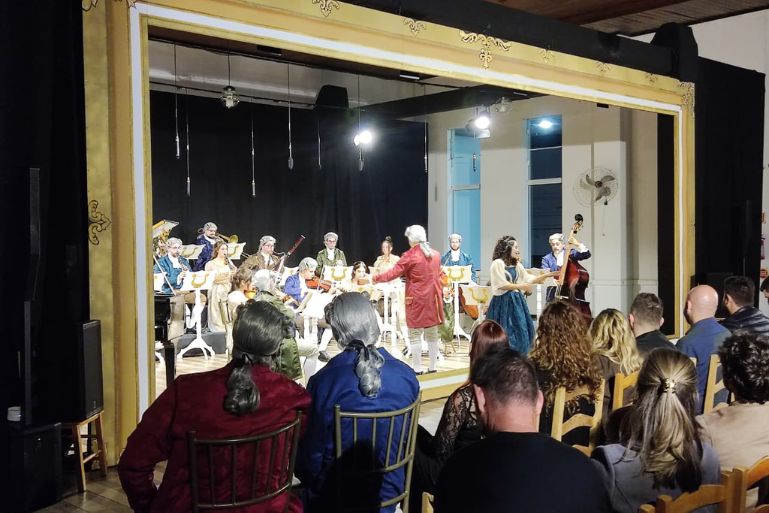 Orquestra de Guabiruba apresenta espetáculo que une música, teatro e história em Brusque