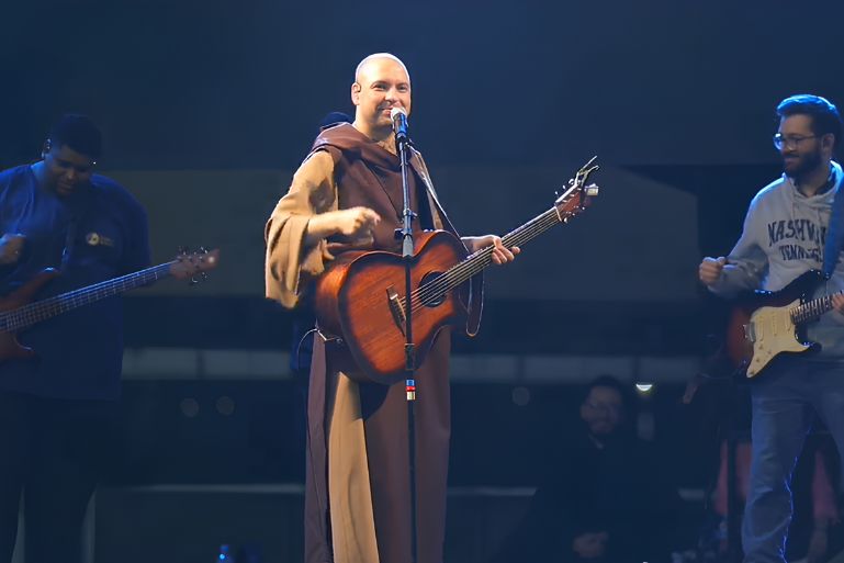 Show de Frei Gilson reúne multidão após força-tarefa garantir chegada do religioso em SC