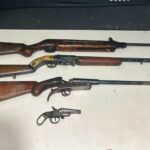 Homem foge durante cumprimento de mandado e PM apreende quatro armas de fogo em Itajaí