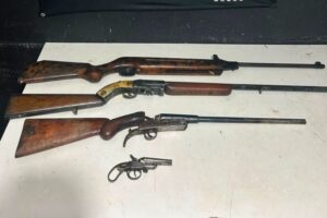 Homem foge durante cumprimento de mandado e PM apreende quatro armas de fogo em Itajaí