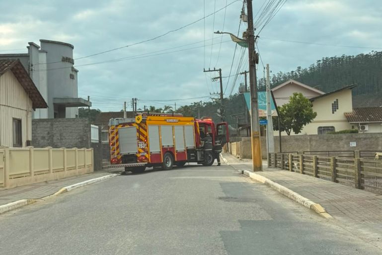 Incêndio em galpão é controlado por funcionários, em Botuverá